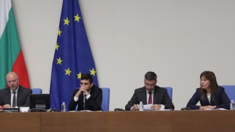 До средата на октомври разглеждат промените в Конституцията