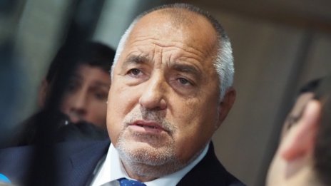 И управляващи, и опозиция срещу министъра на отбраната за бронираните машини
