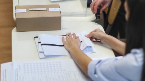 Снаха и дъщеря на кандидати за кмет блокират работата на СИК 