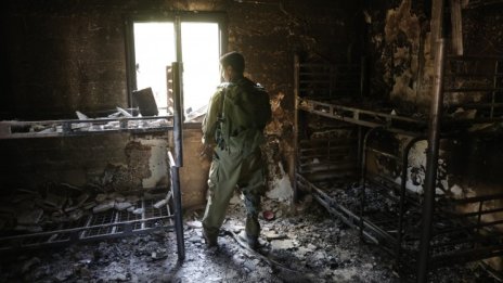 Археолози пресяват и търсят останки от жертви на "Хамас"