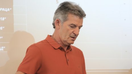 Емил Костадинов: Не съм показвал среден пръст! 