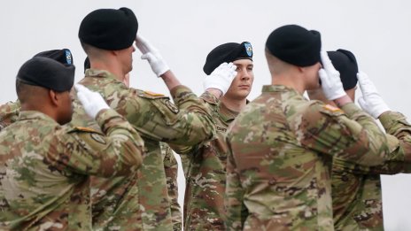 Между патриотизма и страха: Млади войници се дистанцират от Тръмп за войната в Иран