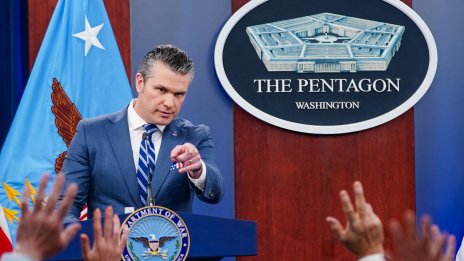 Пийт Хегсет към Иран: US армия е заредена и готова за действие 