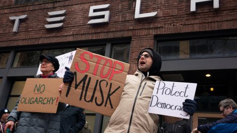 Със 76% паднаха продажбите на Tesla в Германия