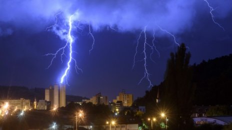 Мълния уби футболист по време на мач