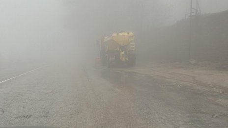 Гъста мъгла затруднява движението по “Петрохан”