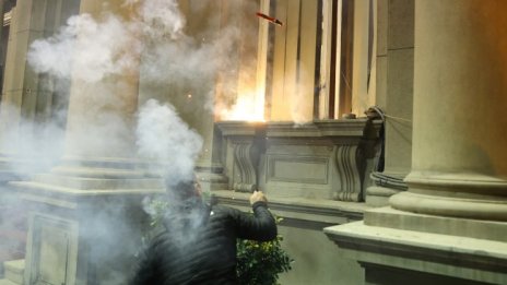 8 полицаи са ранени в бунта пред кметството на Белград 
