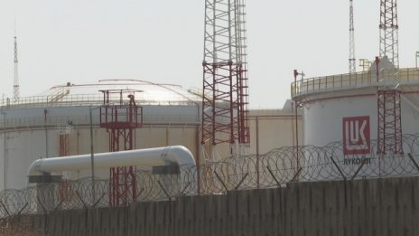 Влязоха в "Лукойл", засичат внос и наличност на нефт