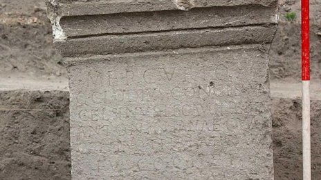 Ценна находка в Нове: Разкриха надпис в чест на бог Меркурий 