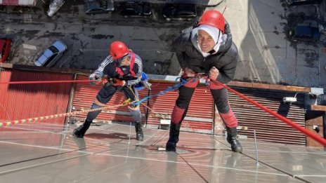 Алпинисти ремонтираха фасадните пана в Разлог