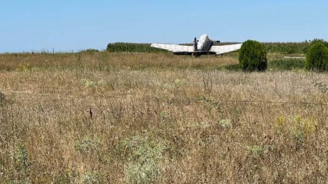 Двама българи се издирват за самолета беглец, кацнал на Божурище 