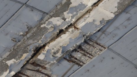 Мъже трошиха с чукове мост край Плевен