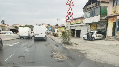 Улици и тротоари в страната: Дупки, пропаднали шахти, кални локви