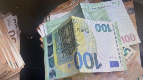 За купуване на гласове: Общински съветник и член на СИК са арестувани