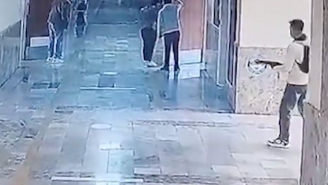 16 ранени при стрелба в училище в Турция, взети са и заложници ВИДЕО