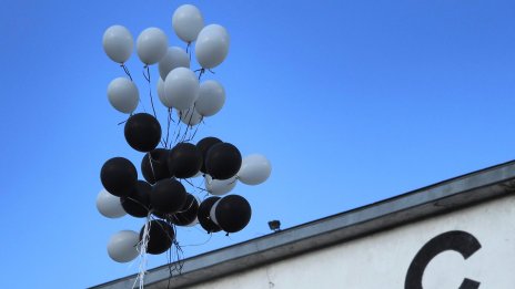 Бдение, свещи и балони пред &ldquo;Славия&rdquo; в памет на загиналите деца СНИМКИ