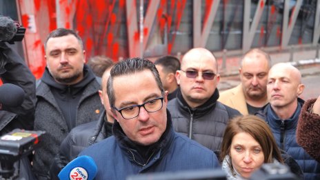 Съдът върна делото срещу 6-има обвиняеми за вандализма пред сградата на ЕК