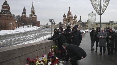 Точно преди 11 години убиха Борис Немцов, едва шепа хора го почетоха край Кремъл