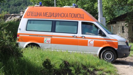 Мъж заплаши медици с брадва, хвърля саксии срещу тях