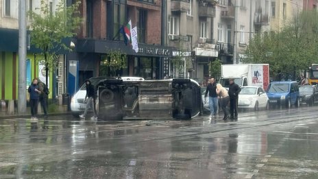 Линейка се обърна на кръстовище в София ВИДЕО