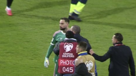 Донарума бесен след краха на Италия, тръгна да се бие с босненските футболисти СНИМКИ