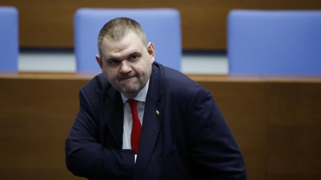 Бащата на посланика в ОАЕ: Не познавам Пеевски