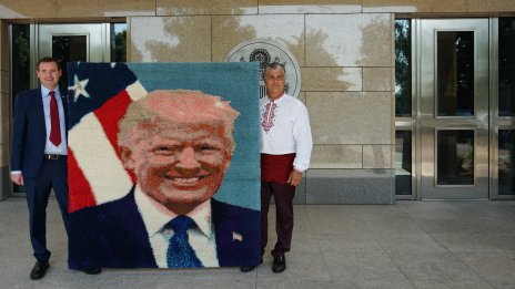 Подарък за рождения ден: Българин изработи китеник с лика на Тръмп 