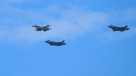 Защо най-новият F-16 е натоварен с пет външни резервоара за гориво