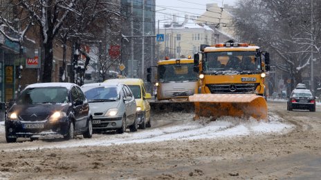 118 снегорина почистват пътните артерии в София