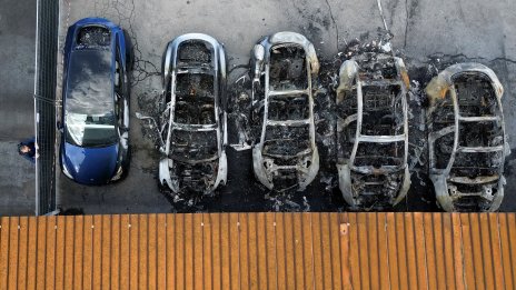 Най-малко 17 автомобила Tesla изгоряха напълно в пожар в Рим 