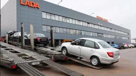 Продажбите на руски автомобили рухнаха