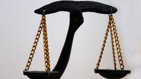 Ново разследване срещу френския хирург, осъден за изнасилвания на 299 деца