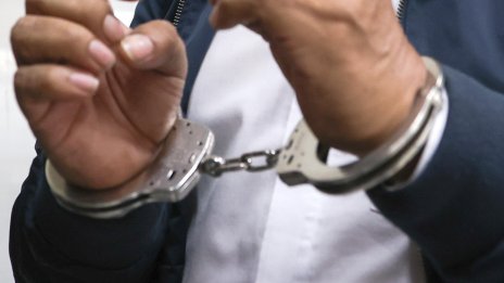 Жена бе намушкана от бездомна в ресторант във Флорида