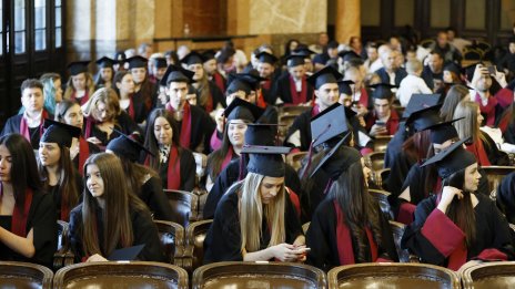 Талантливи ученици ще учат безплатно в родни ВУЗ-ове, ще получават и до 665 евро