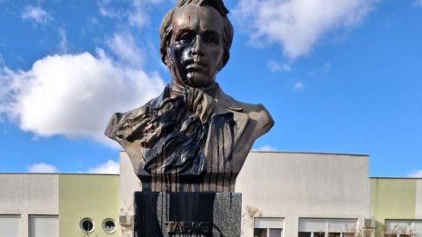 Заляха с черна боя паметника на украинския писател Тарас Шевченко в Нови Сад