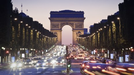 Полицията простреля мъж с нож край Триумфалната арка