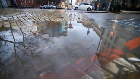 Облачно и ветровито днес, дъждът няма да спре, а градусите ще са до 9°