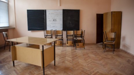 МОН се похвали с ръст на заплатите на учителите и нови програми 