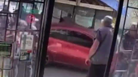 Двегодишно дете врътна ключа и подкара колата на баща си 