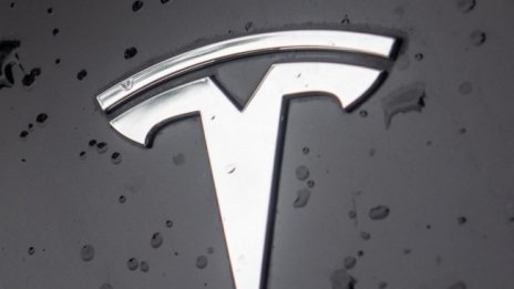 Разследват Tesla за транспортна безопасност