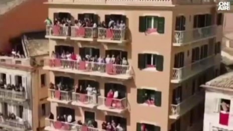 С чупене на делви и светещи фенери Гърция празнува Великден 