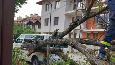 Мощна буря връхлетя Банско, няма пострадали хора 