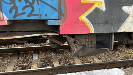 Влак блъсна кола на жп прелез, по чудо няма пострадали