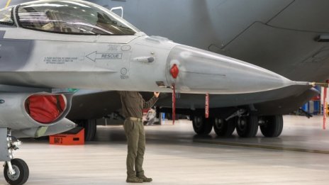 F-16 на писта тип "съветска" е като Ferrari на планински път