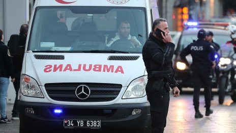 Петчленно семейство е затрупано под рухналата сграда край Истанбул