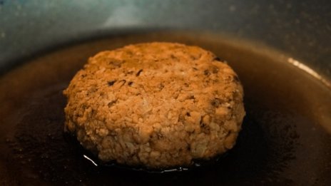 Какво ще яде европеецът? Вегетариански бургер с ГМО добавка за вкус и мирис на месо 