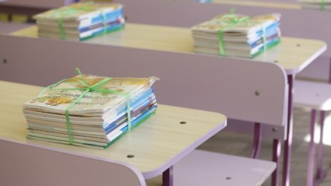 Депутатите обсъждат да се въведе ли по един учебник за предмет 