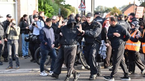 Съдят 12-годишни деца за масовите безредици във Великобритания