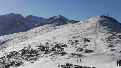 Сняг валя на хижа "Мусала"