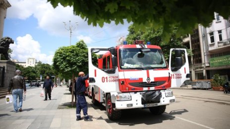 Фойерверки запалиха покрив на къща